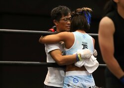 “TKO負け寸前”からの大逆転劇　夫の無念を背負う鈴木祐子の揺るぎない覚悟