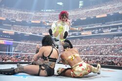 世界を騒がす日本人女子レスラー、“衝撃”のすっぴん顔が大バズり 宿敵と3人で…ファン垂涎の一枚に「ギャップえぐい」