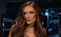 「お色気おばけ」セクシー番長が復活の狼煙？ ピタピタ衣装で「別に…」バックステージでの“謎行動”にファン騒然