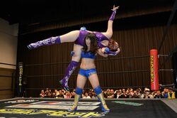 筋肉アイドル・才木、LinQ・伊藤麻希、ゼクシィを凶器使用で自粛中の「婚勝軍」…東京女子プロレス、夏の後楽園に向け激化！