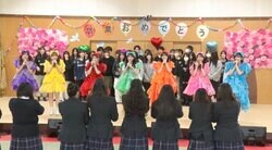 FRUITS ZIPPERが高校ダンス部の送別会にサプライズ登場！ 感激すぎて立てなくなる生徒続出「手が震える…」