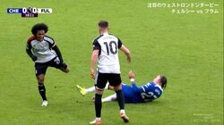 「退場やろ」「VAR寝てるのか」危険すぎる“足首踏みつけ”に批判殺到！元ブラジル代表FWが古巣チェルシー戦で悶絶する瞬間「内出血すごい」