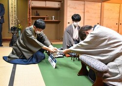 藤井聡太王将、連勝なるか 攻勢の挑戦者・羽生善治九段が61手目を封じる／将棋・王将戦七番勝負第2局