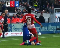 退場クラスの危険すぎるタックル！スパイク裏が足首を削った決定的瞬間…堂安律チームメイトが悶絶「レッドじゃない？」「あかんぞ」