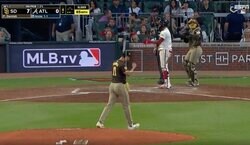 球場騒然！ダルビッシュの魔球で“異変”が起きた…！？ ヘルメットもバットもぶん投げた… 相手打者のリアクションがヤバすぎる「計算通りに三振ｗ」「相手が悪すぎる」