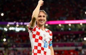 世界中が驚いた日本代表の美女サポーター、ベスト8懸けて戦うクロアチア主将モドリッチとの激レア2ショット披露も「日本が勝たせて頂きます」