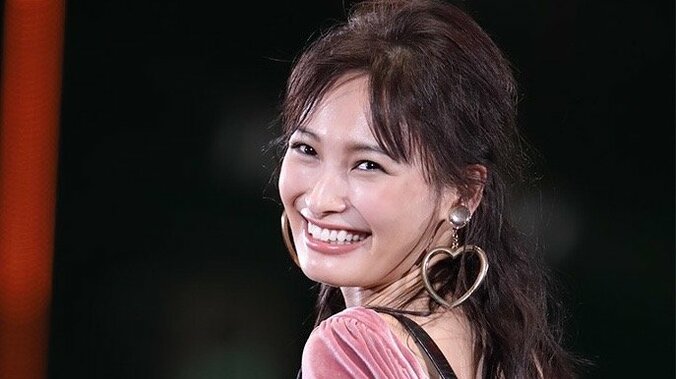 「腹筋バキバキ」大政絢、鍛え上げられた美ボディ披露し反響 1枚目