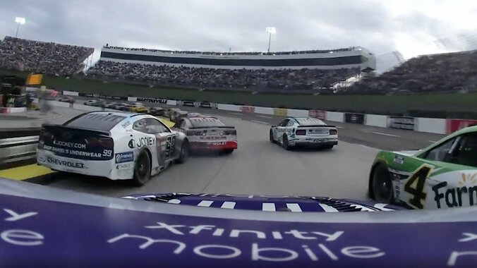 【写真・画像】ぶつけた直後に“また”ぶつかる！ あり得ない喧嘩上等バトルに「アメリカの警察並みのテクニック」「急に止まってた」ファン騒然　1枚目