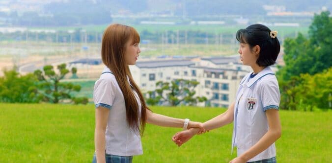 誹謗中傷に苦しむ18歳の国民的トップアイドルが異世界に…ナナ（woo!ah!）、ヒョンソク（CIX）ら出演のラブロマンス「君が落ちた世界」 3枚目