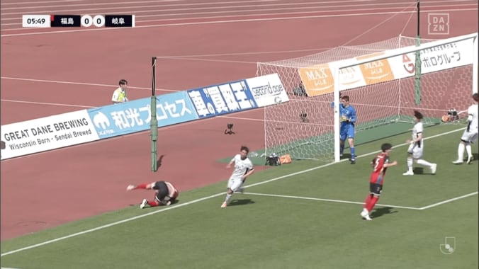 「完全にバケモン」59歳キングカズの“ジャンピングヘッド→華麗な受け身”にファン衝撃！「動作が59歳とは思えん」 4枚目