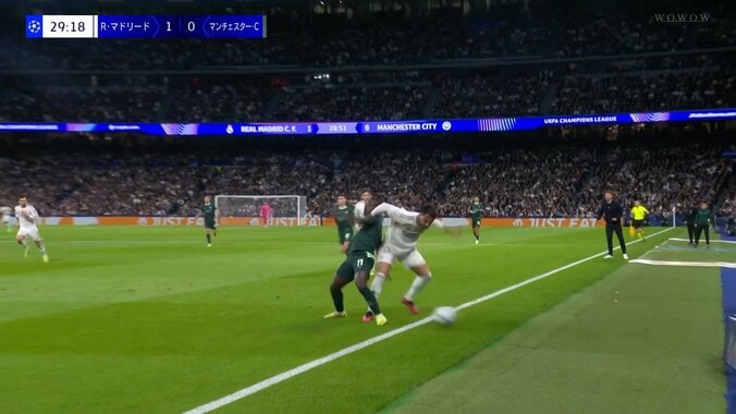 一触即発！緊迫のフェイスオフ「バチバチやな」接触プレーで倒れた相手を見下ろす煽り行為→体当たりに仁王立ちで応戦「退場するなよ」 3枚目