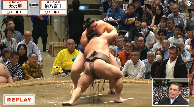 「え、ちょん髷の人が鎮座してる」横綱結びの一番、緊張の瞬間に“まさか”の光景「ギャップがすごいw」「最前列に…」ファンほっこり 4枚目