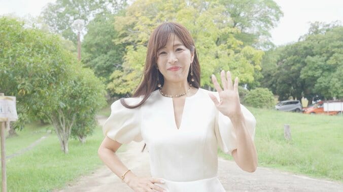 【写真・画像】2児の母ながら年中ミニスカ “奇跡の55歳”美女の美脚に「細いだけじゃない」「足きれぇ！！！」　1枚目