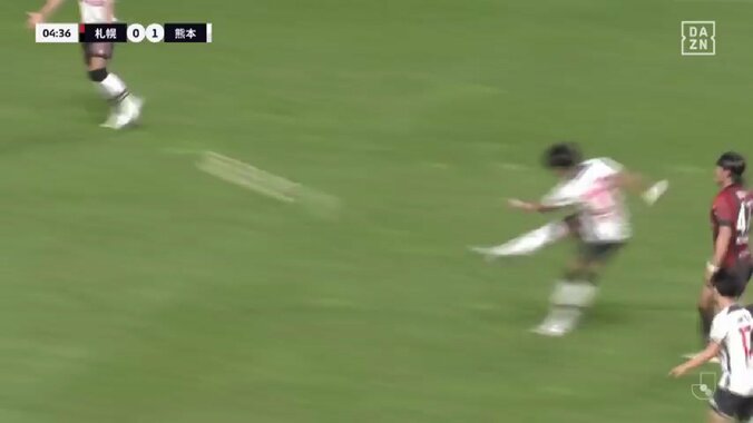 「年間ベストゴールだろ」衝撃！17歳高校生の弾丸30m超スーペルゴラッソにスタジアム騒然「キャプ翼の世界」「ゴラッソにも程がある」胸トラップから振り向きざまの超絶ボレー弾 4枚目