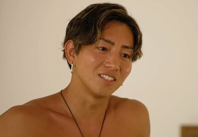 【写真・画像】元アイドルのセクシー女優、ベッドで男子に積極アピール 胸の谷間から“ 意味深プレゼント”　2枚目