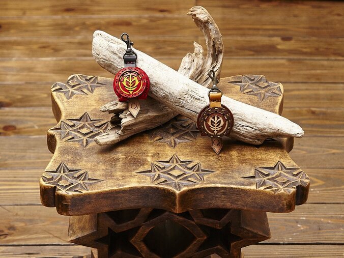 勝利の栄光を、君に！ 「機動戦士ガンダム」ジオン仕様のレザーアイテム・パスケースなど3種登場 3枚目