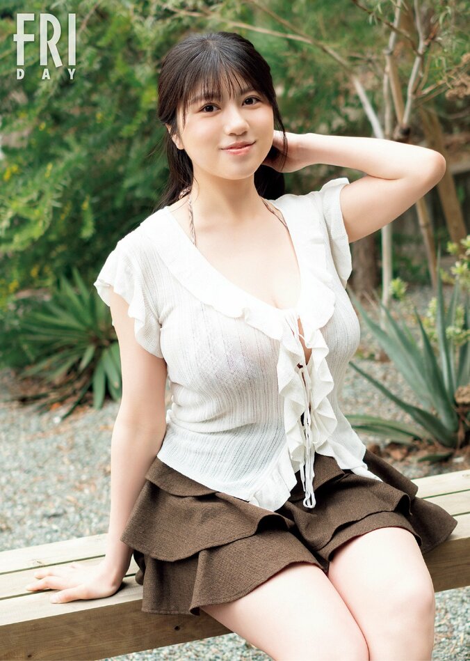 巻頭グラビア：加藤玲菜