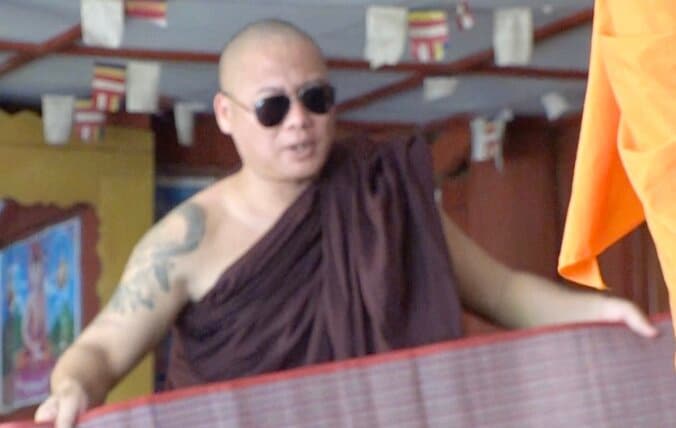 【写真・画像】グラサン&タトゥーに噛みタバコ…ワイルドすぎる住職に東野幸治ら驚愕「初めて見た」　1枚目