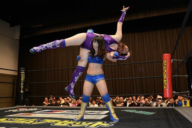 筋肉アイドル・才木、LinQ・伊藤麻希、ゼクシィを凶器使用で自粛中の「婚勝軍」…東京女子プロレス、夏の後楽園に向け激化！ 1枚目