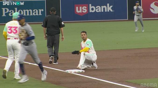 まさかの珍プレーでアウト…呆然とするロレアノ