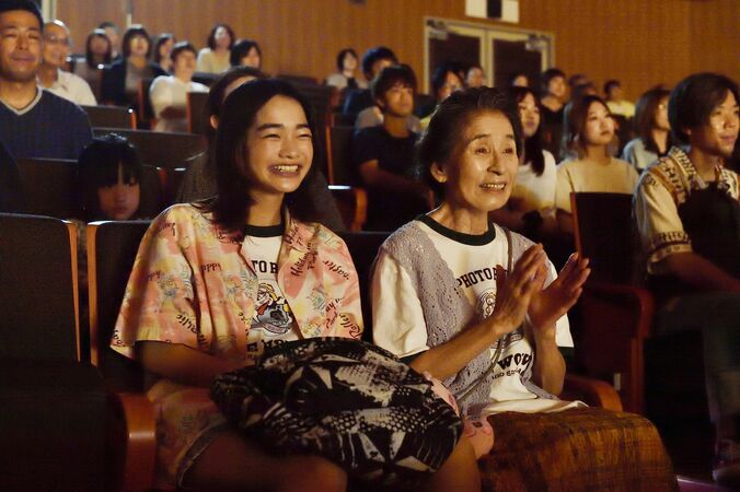 見上愛、オーディションを勝ち抜き阿部寛の娘役に　映画『異動辞令は音楽隊！』場面写真解禁 4枚目