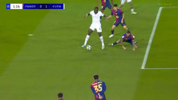 嘘だろ！バルサ守備陣もお手上げ“驚愕のヒールショット”にスタジアム騒然「なんだそのシュート」「おしゃれすぎだろ」 5枚目