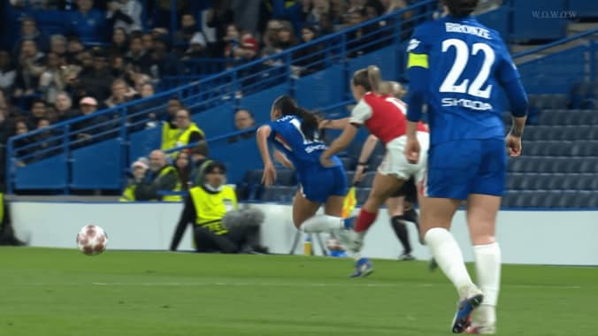 「最悪の行為だ！」“髪の毛ひっぱり”がノーファウル…チェルシー監督が激怒「VARは何をしてる？」被害選手は涙【女子CL】 5枚目