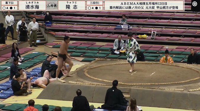 投げられた力士が土俵下に“ドスン” 鈍い音に「危ない落ち方」熱戦の結末に驚きと心配、安堵の声 4枚目