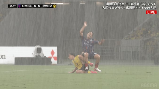 「やりやがったな！」FC東京新10番が“危険タックル”被害で悶絶…ドルトムントDFにファン怒り「怪我させないで」「親善試合なのに」 3枚目