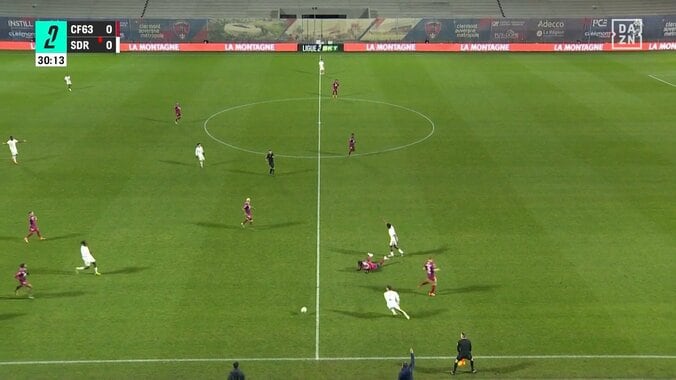 何があった？強烈“腹パンチ”でレッドカード！「殴った？」「衝撃的すぎ」遅延行為にイライラ→20歳FW、まさかの愚行にスタジアム騒然 3枚目