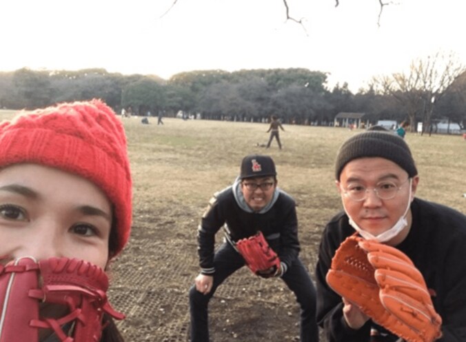 平野ノラ、アンガ田中とキャッチボール　山田久志のアンダースローを特訓 2枚目