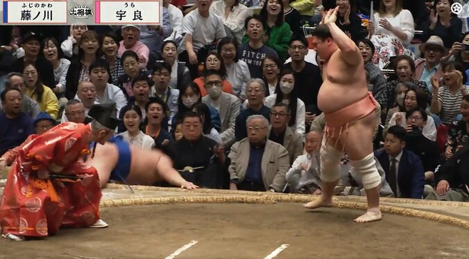 「宇良の上を行った」「身体能力すごい」宇良の取組で驚きの一コマ 土俵際、華麗な身のこなしに「行司が牛若丸に」ファン注目 4枚目