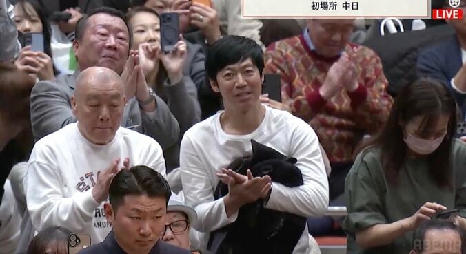 客席で拍手する東貴博の姿