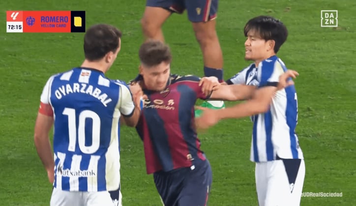  激昂するロメロをなだめる久保建英