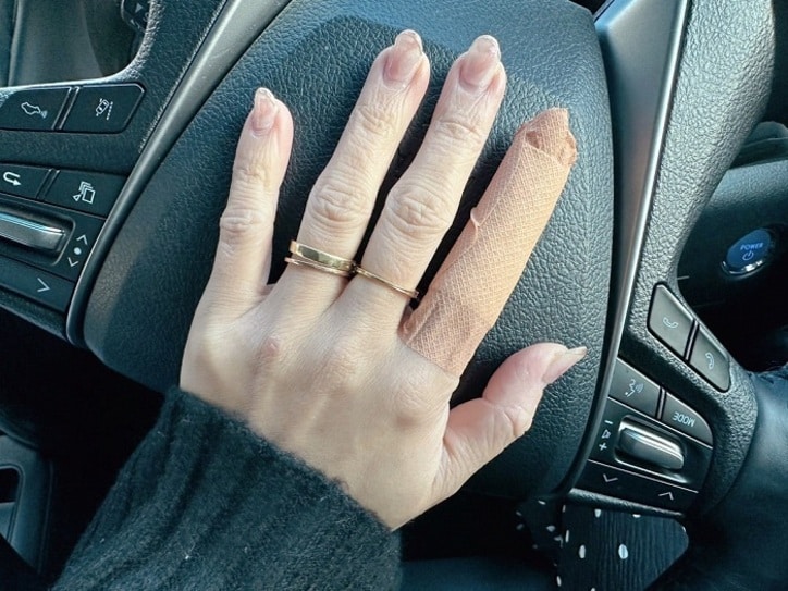  辻希美、豪快に切ってしまった指で夕食作り「にんじんさえ切ればできる」 