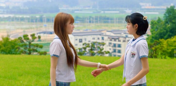 誹謗中傷に苦しむ18歳の国民的トップアイドルが異世界に…ナナ（woo!ah!）、ヒョンソク（CIX）ら出演のラブロマンス「君が落ちた世界」