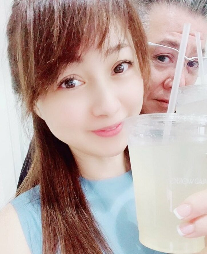 渡辺美奈代 夫との2ショットを公開し謝罪 おすまし顔してたのに 話題 Abema Times