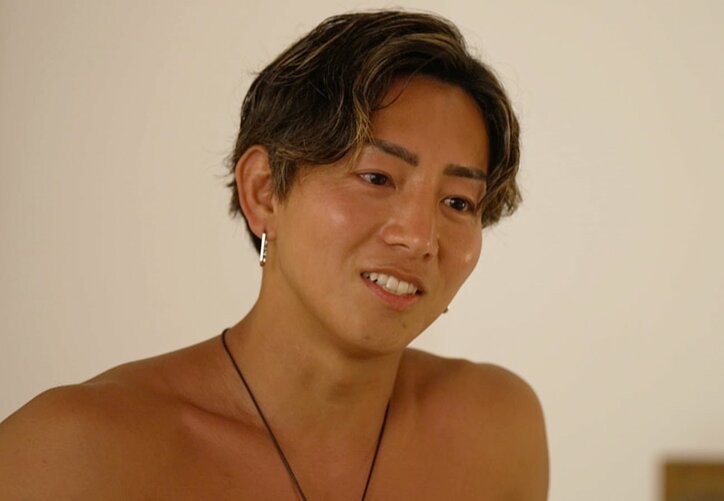 【写真・画像】元アイドルのセクシー女優、ベッドで男子に積極アピール 胸の谷間から“ 意味深プレゼント” 2枚目