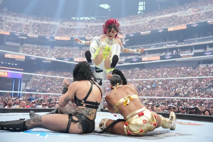 【写真・画像】世界を騒がす日本人女子レスラー、宿敵と3人で“驚き”のすっぴん素顔が大バズり 「ギャップえぐい」　1枚目