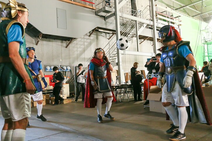 「星のドラゴンクエスト」新CMで往年のサッカー選手たちが勇者に　スタジアムで大熱唱