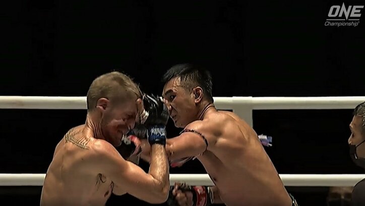 挑戦者が立ったまま“半失神”状態に…王者の“戦慄の左”にネット騒然「腰が抜けてる」「この揺れ方は怖い」