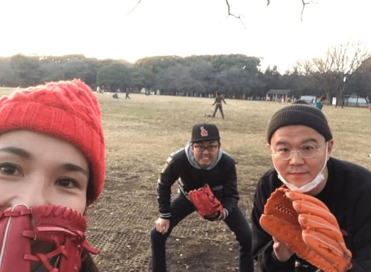 平野ノラ、アンガ田中とキャッチボール　山田久志のアンダースローを特訓