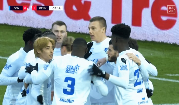 華麗な先制点を喜ぶヘンクの選手たち