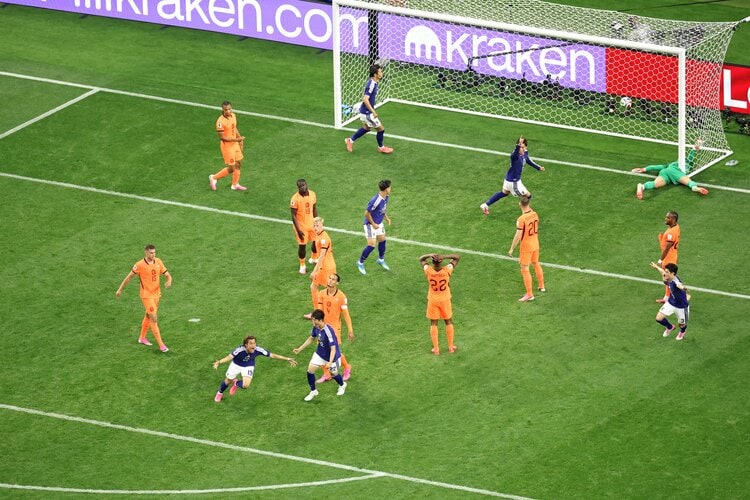 写真・画像】「公式の人違い？」「鎌田の1mmやん」日本代表まさかの