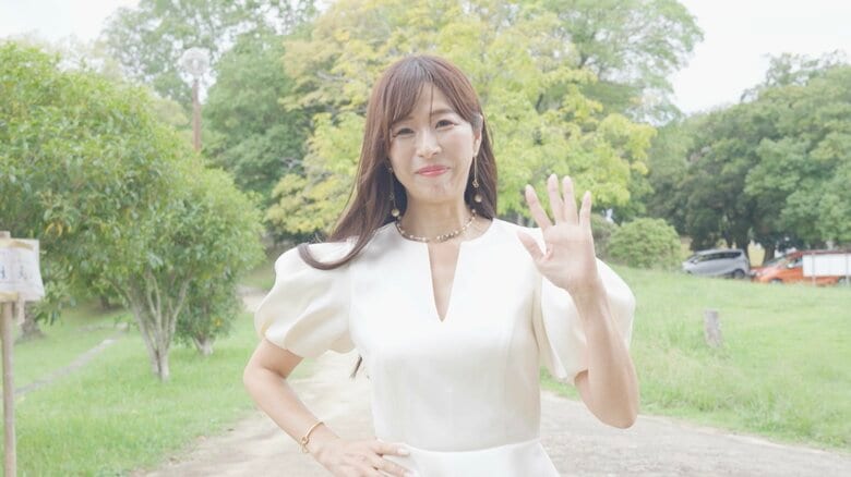 2児の母ながら年中ミニスカ “奇跡の55歳”美女の美脚に「細いだけじゃない」「足きれぇ！！！」