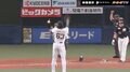 オリックス優勝時の大ハプニング！ “球界No.1イケメン”山﨑颯一郎の大谷翔平レベルの豪快すぎる「グラブ投げ」が話題に　あの守備職人が見事にキャッチ