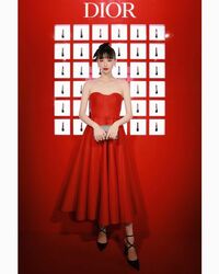 「完璧な美」「永遠に憧れ」鈴木えみ、真っ赤なドレスのオフショットが「美しい」と話題