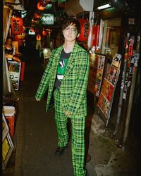 「絵になるね」「爆イケ」片寄涼太、チェック柄セットアップのスナップ写真にファン絶賛