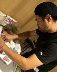 ニッチロー'『初めてのおむつ替え』