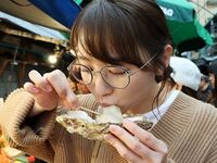 おのののか、築地を食べ歩く姿に「最高にかわいい飯テロ」「美味しそうやし、可愛い過ぎ」と反響